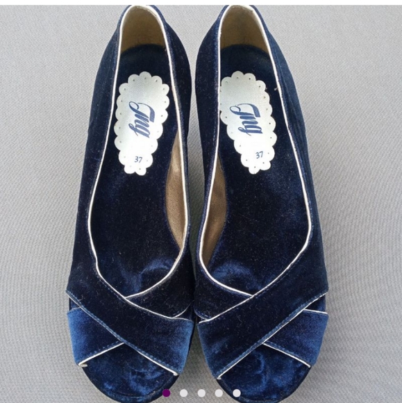 Velvet Platform Sandals - Picture 10 of 11